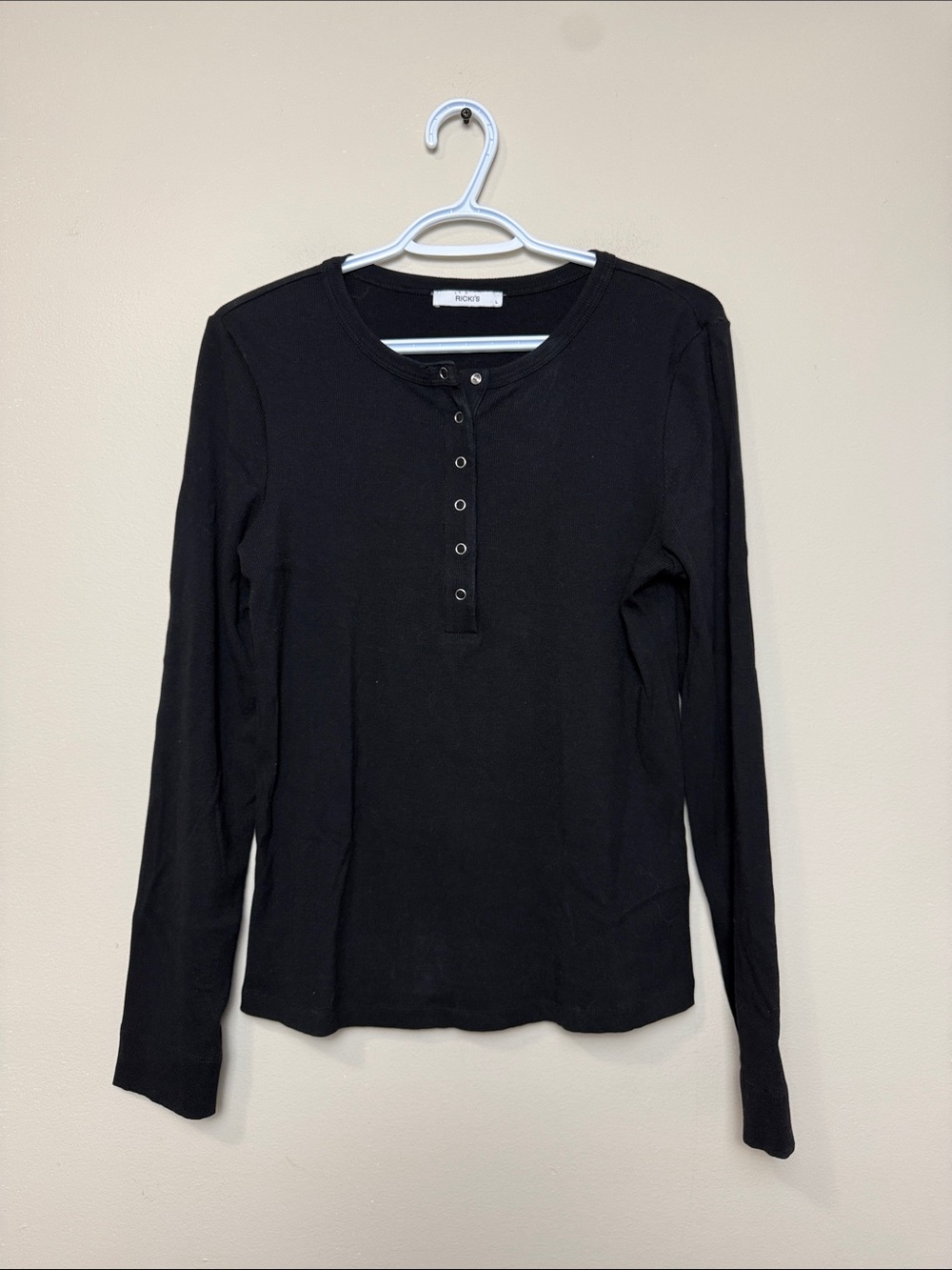 Ricki’s Black Ribbed Long Sleeve Snap-Front Henley size L